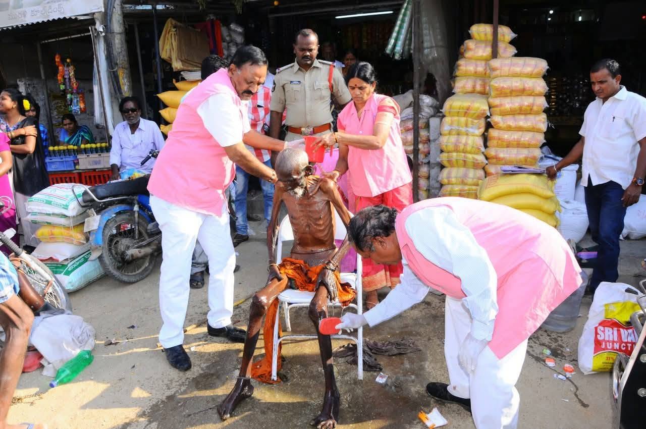 Volunteers helping homeless people on streets